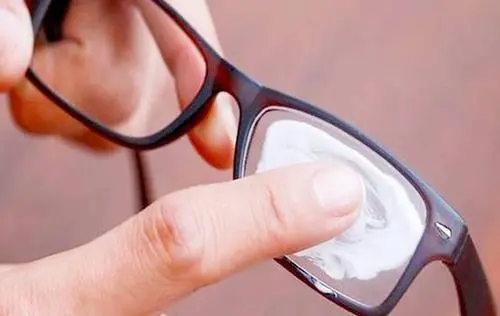 自己清洁眼镜的正确方式